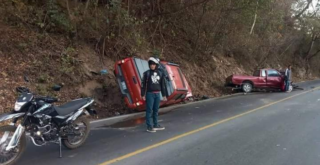 Trágico choque en la carretera federal 200 deja una pareja fallecida y una adolescente herida