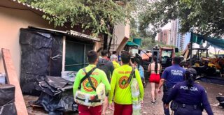Rescatan a cinco personas atrapadas por la corriente del río Palo María en Puerto Vallarta