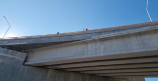 Cae desde la autopista GDL-Vallarta y es trasladado grave al hospital