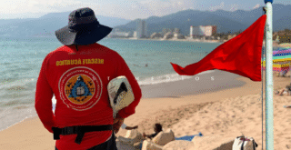 Bandera roja en playas de Puerto Vallarta