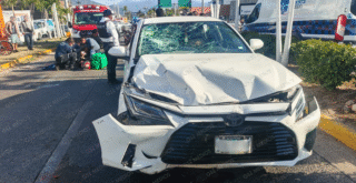 Brutal accidente deja a motociclista repartidor lesionado en Marina Vallarta