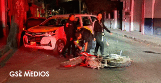 Choque entre motocicleta y taxi deja saldo de 3 lesionados en El Pitillal