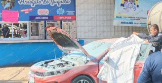 Un ataque armado registrado en la delegación de Ixtapa dejó como saldo una persona sin vida y dos mujeres lesionadas por arma de fuego. Los hechos ocurrieron la mañana de este viernes sobre la carretera a Las Palmas, a la altura de la cancha de fútbol La Preciosa. De acuerdo con reportes preliminares, la víctima mortal —un hombre de aproximadamente 40 años— quedó al interior de un vehículo KIA color rojo, donde fue acribillado por sujetos armados. En el mismo hecho, se reporta que la esposa de la víctima, así como su hija —una adolescente de aproximadamente 17 años—, quienes se encontraban al interior de la purificadora de agua, resultaron heridas. Elementos de seguridad acudieron al sitio para acordonar la zona e iniciar las primeras investigaciones, mientras que personal ministerial se encargó del levantamiento de indicios. De manera extraoficial, se reportan al menos 60 casquillos percutidos en el lugar de los hechos. Hasta el momento, no se han dado a conocer mayores detalles sobre los responsables ni sobre el estado de salud de las dos mujeres lesionadas.