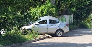 Muere conductor tras impactar contra muro de contención en Av. Federación