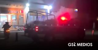 Jóvenes rocían con extintor a patrullas en Puerto Vallarta