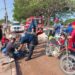 Dos motociclistas chocan de frente tras intentar rebasar en avenida Víctor Iturbe