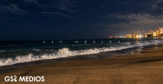 Dos mujeres ingresan al mar en Playa de Oro y solo una logra salir