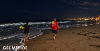 Gemelas ingresan al mar en Playa de Oro pese a advertencias; una está desaparecida